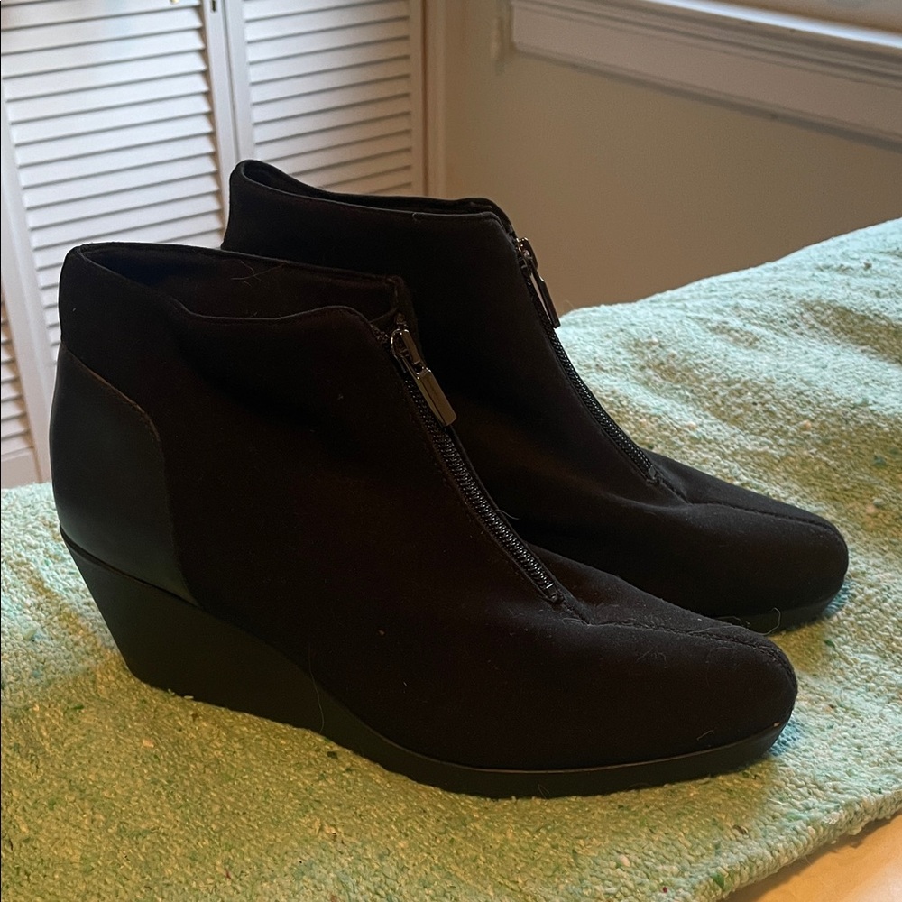 Munro Black Ankle Booties with Wedge Heel Size 9 Women’s
